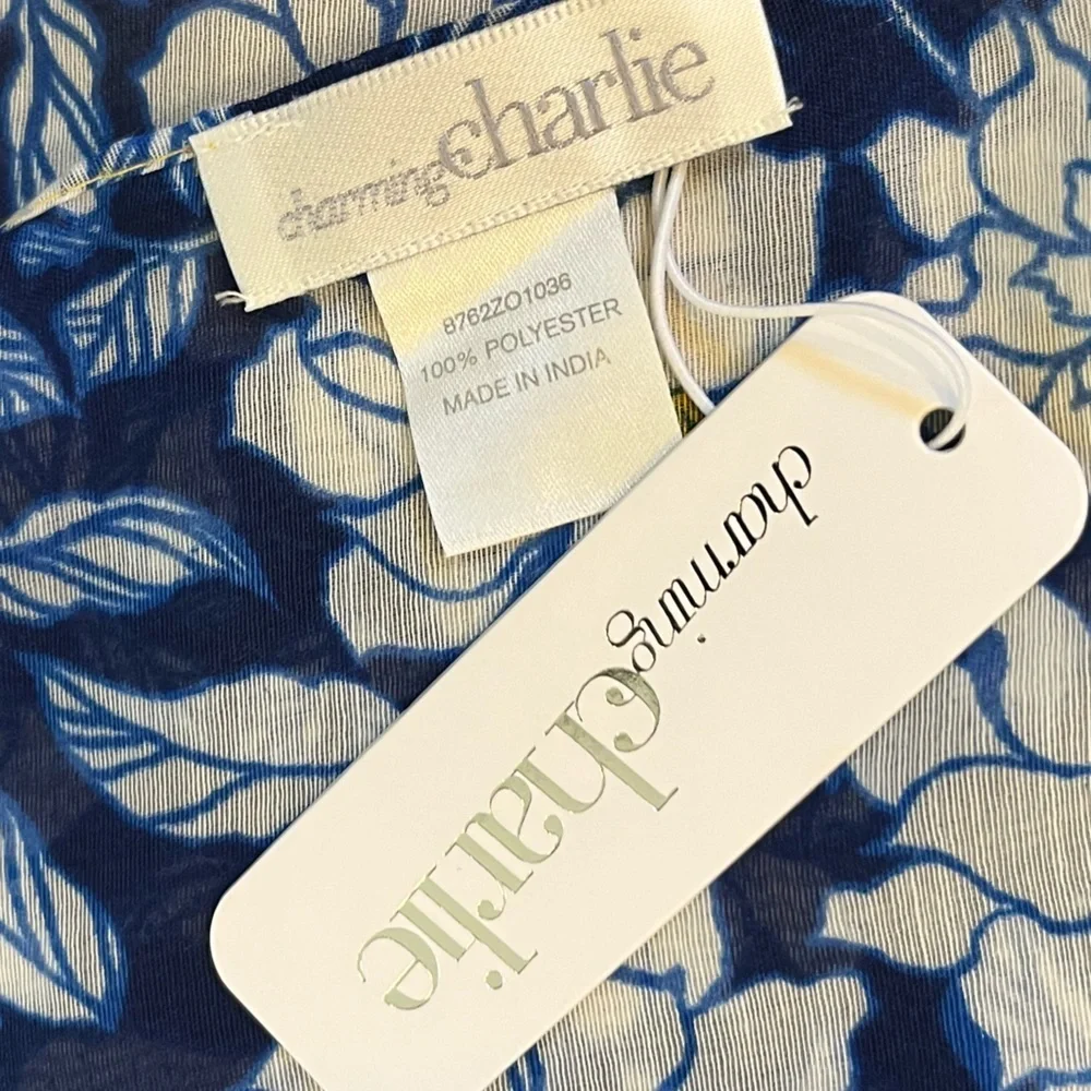 NWT Charming Charlie Blue and Yellow Floral Daisies Scarf